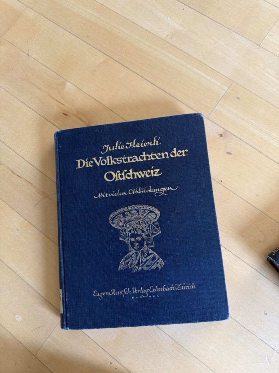 Livres: Trachtenbücher von Julie Heierle – D'occasion à Oeschgen par ann_8b99 2