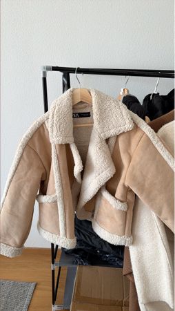 Zara Jacke in Beige mit Lammfelloptik neuwertig
