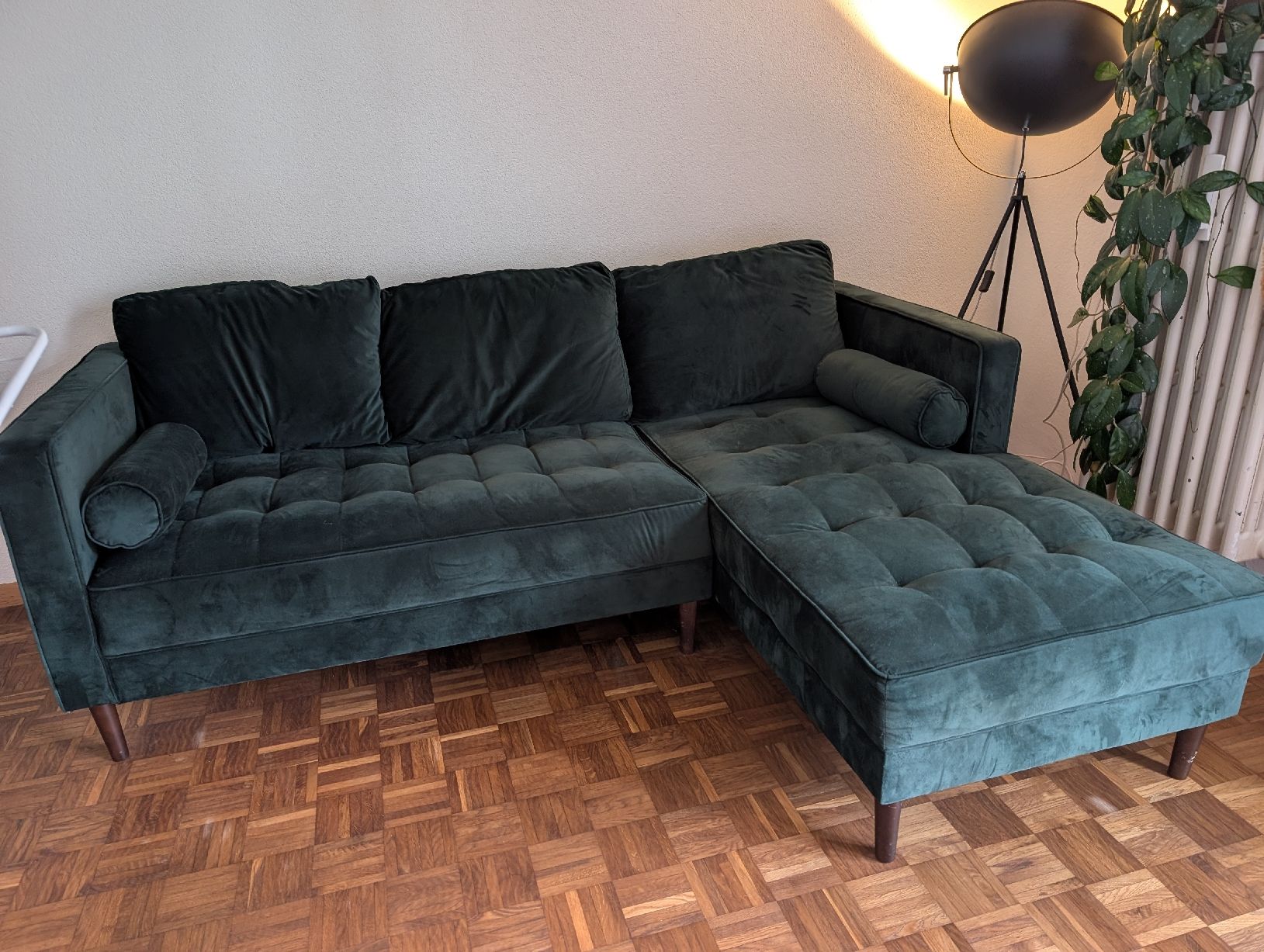 Divani: Ecksofa dunkelgrün Samt Tufting – Usato da Horw venduto da aiivii