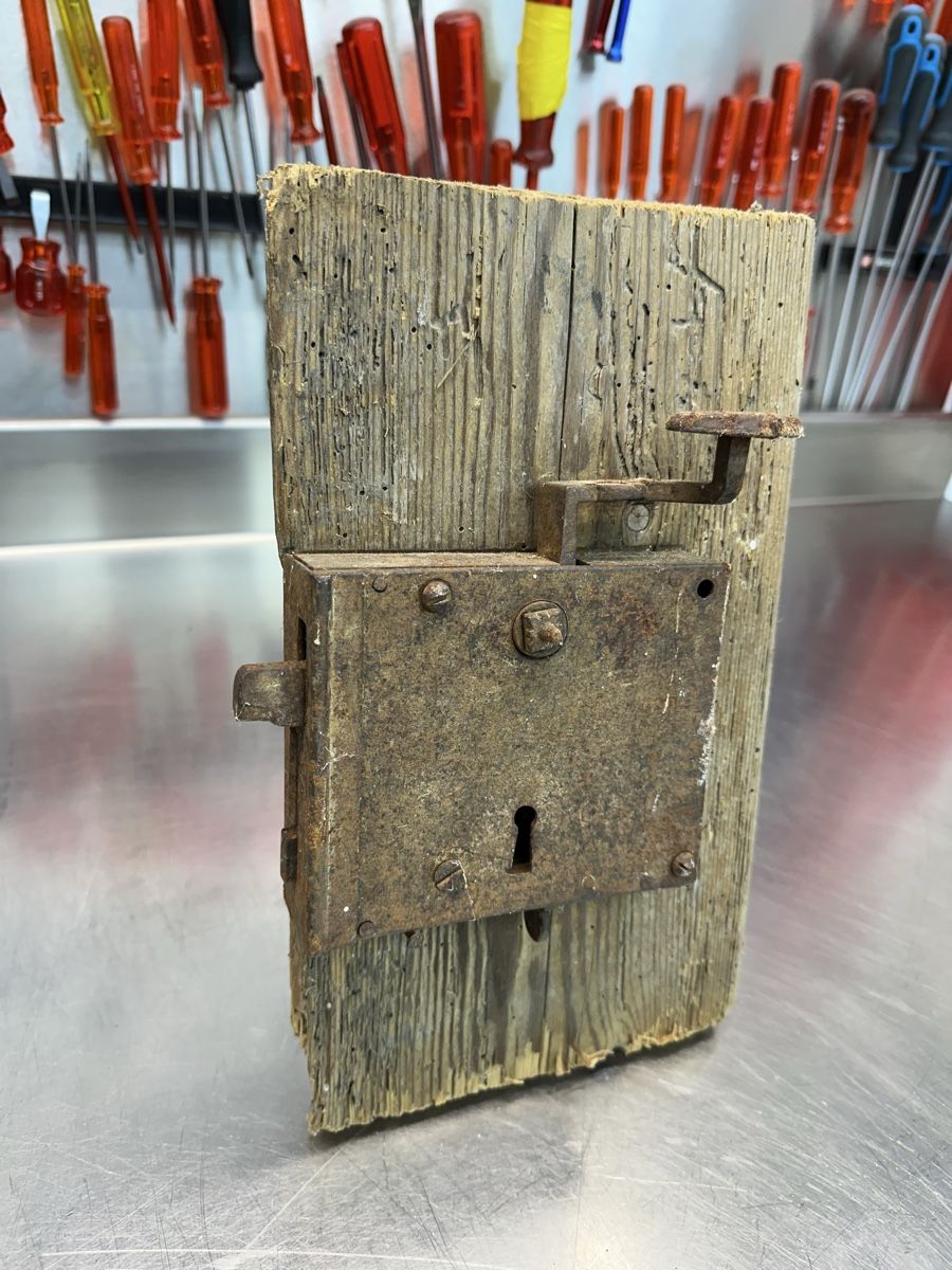 Cadenas: Antikes altes Türschloss mit Holz – D'occasion à Schwende par weesli