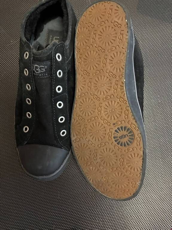Damenschuhe: UGG Sneaker schwarz ¦ Grösse 37 – Gebraucht aus Nidau von Yyoyo