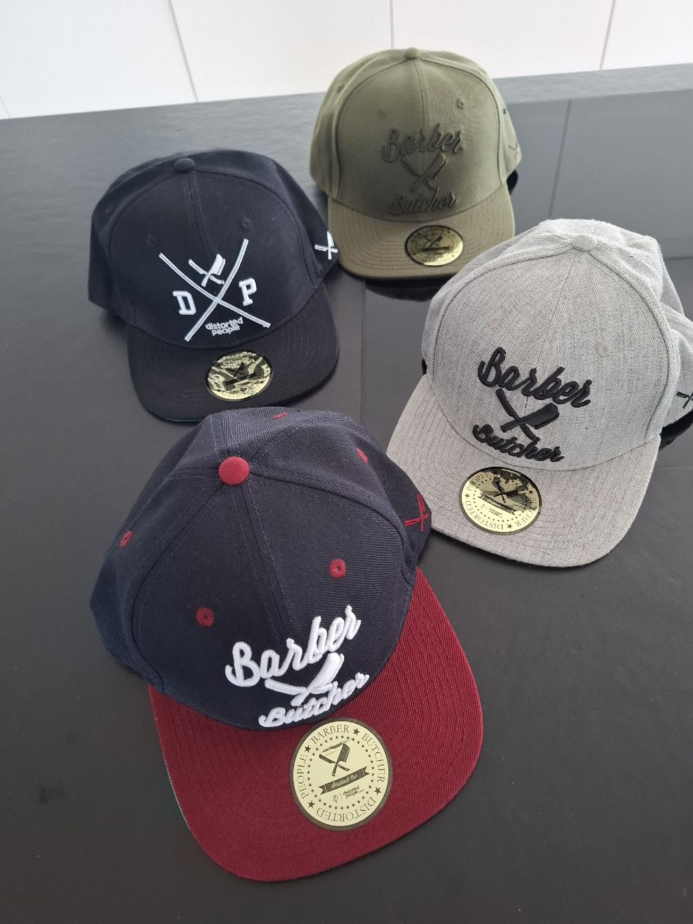 Hüte, Mützen & Caps: Kappen Set 4 Stk. Barber Butcher Snapback neu – Neu (gemäss Beschreibung) aus Wangen SZ von Mschatz 1