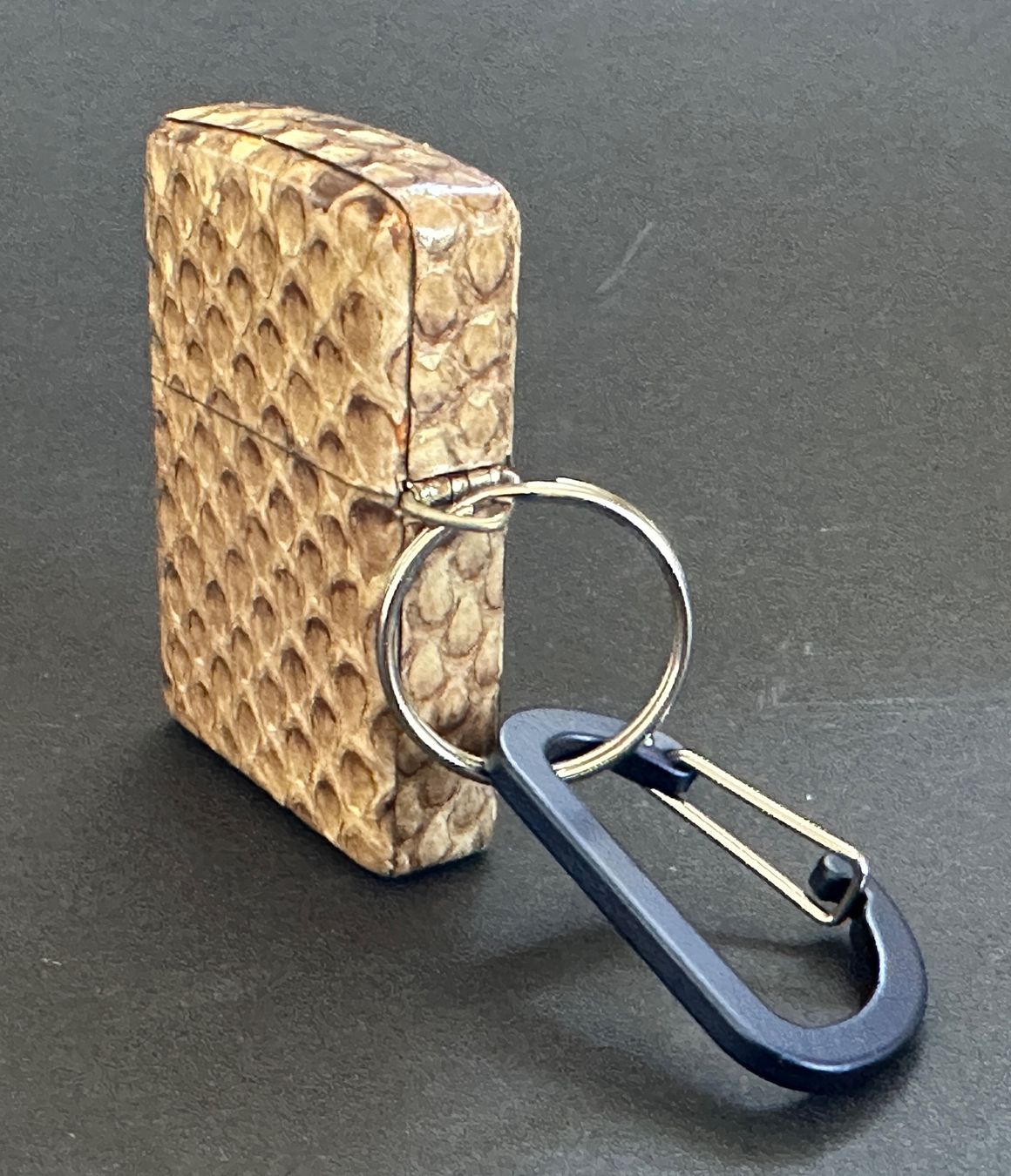 Zippo Accendini: SELTENES LOSS PROOF ZIPPO AUS PYTHON HAUT VON 2007  NEU – Nuovo e nell'imballaggio originale da Untersiggenthal venduto da zippjoe 4