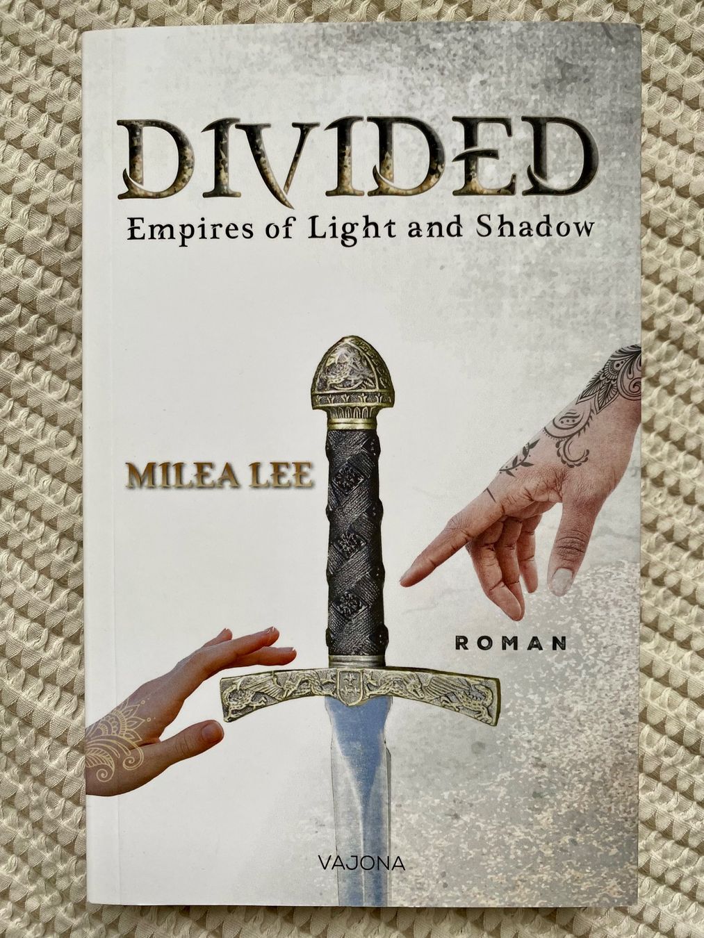 Bücher: Divided, Vajona Verlag, signiert – Neu (gemäss Beschreibung) aus Sevelen von gig_py92