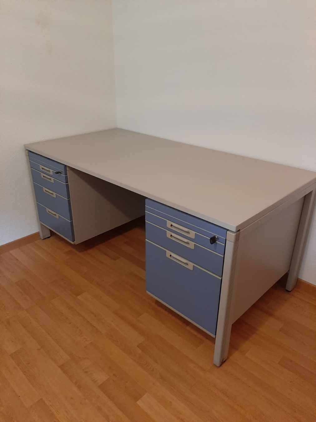 Schreibtische: Bureau professionnel – Gebraucht aus Moutier von and_2XYT