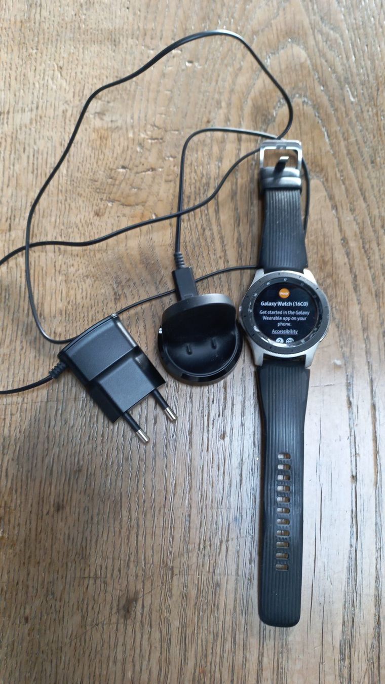 Samsung Smartwatch: Samsung Galaxy Watch mit Ladeschale – Usato da Oberkirch LU venduto da Renntiger0