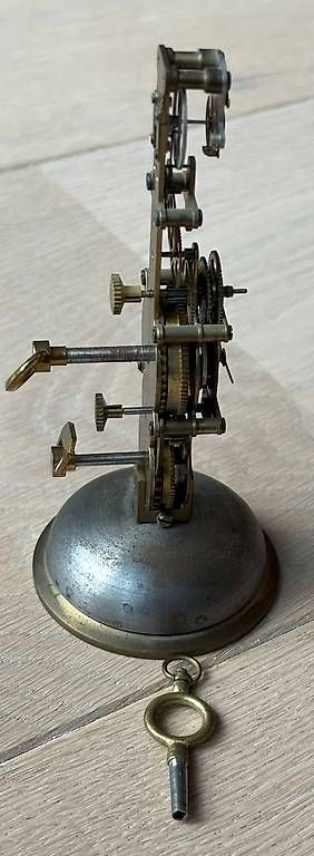 Orologi: Senkrechtes Skelett Uhrenwerk mit Wecker – Usato da Adliswil venduto da Heimite 3