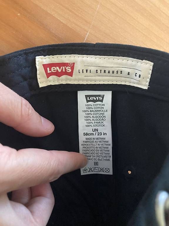 Levi's Hüte, Mützen & Caps: Cappellino Levis nero NUOVO – Gebraucht aus Cadenazzo von ali_d5fn 2