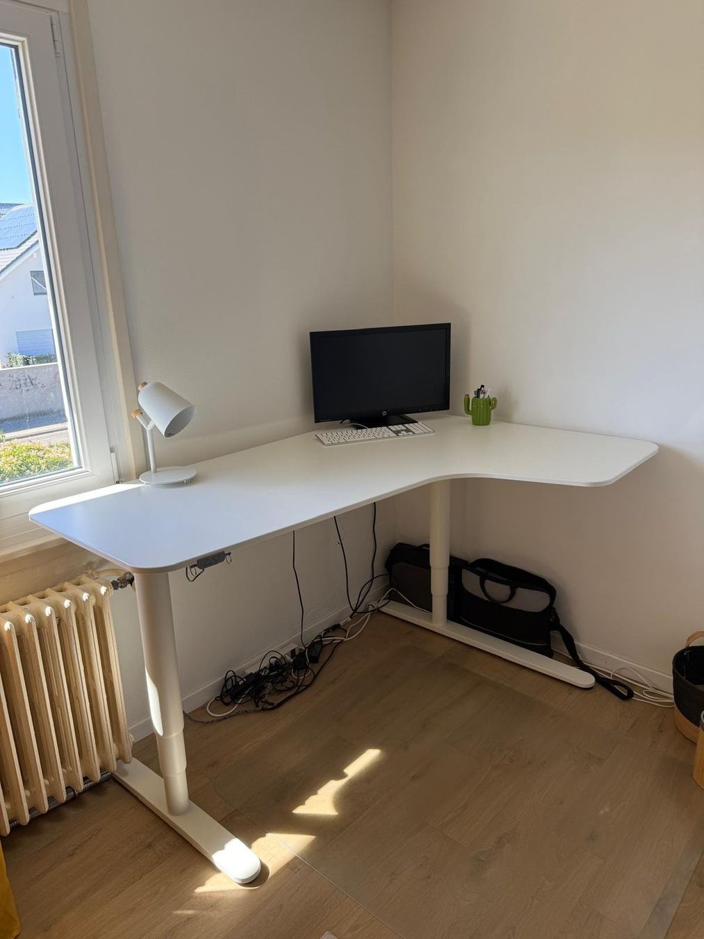 Ikea Scrivanie: Bureau d'angle réglable électriquement – Usato da Nyon venduto da jma_w2wg 1
