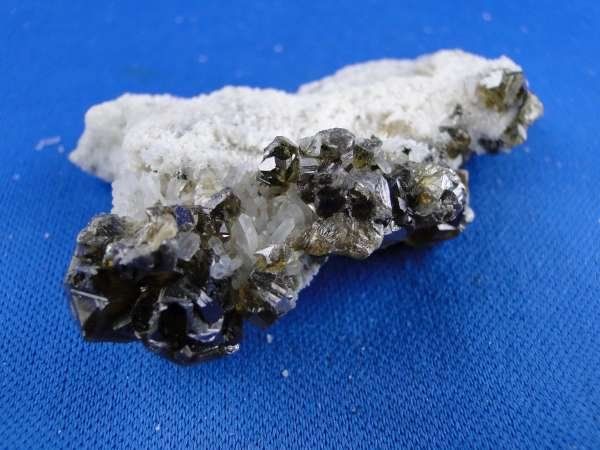 Mineralien & Heilsteine: Sphalerit var. Cleiophan auf Quarz-Matrix – Gebraucht aus Schinznach Bad von Demerald