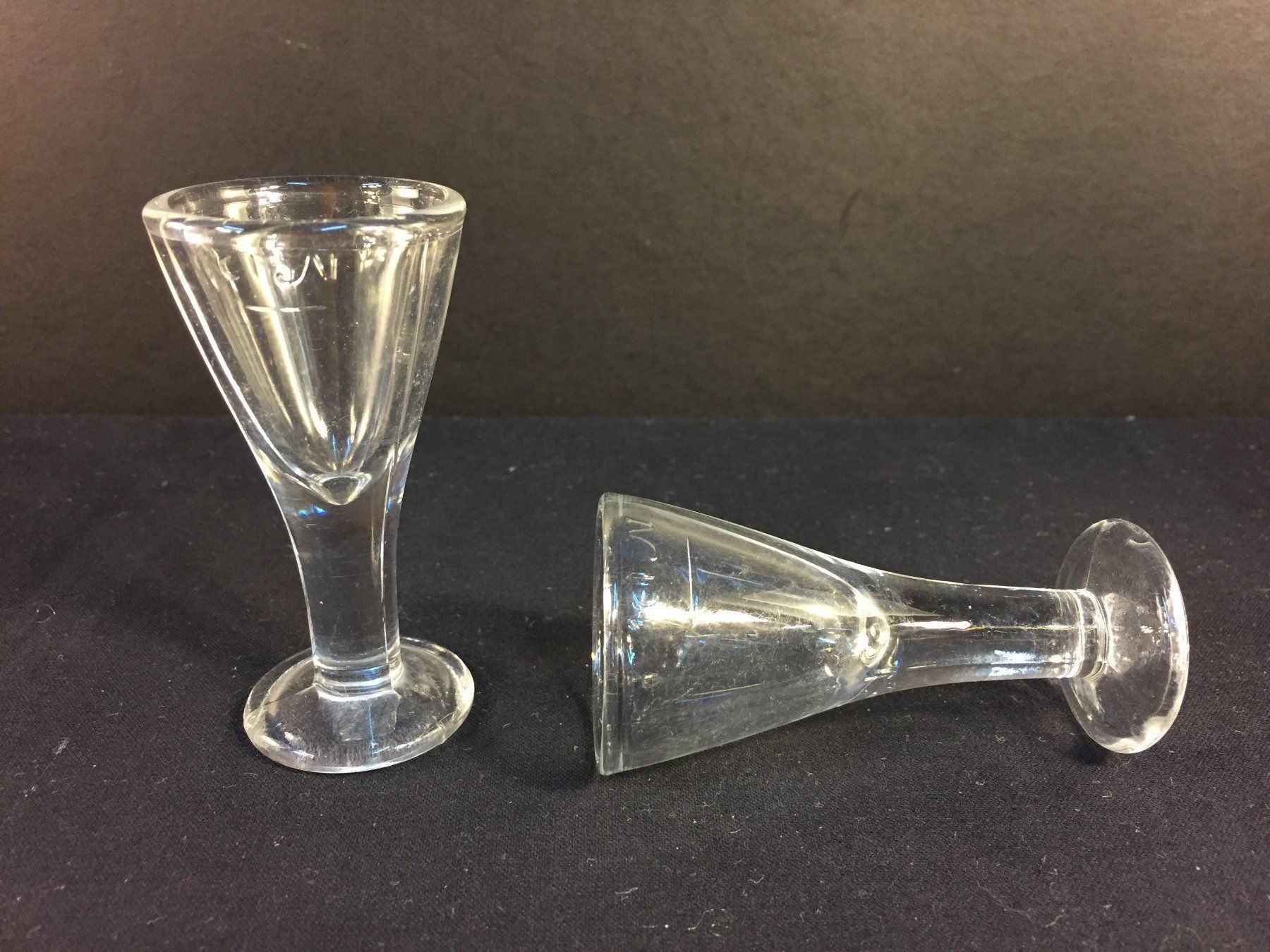 Bicchieri: Vintage 2 Pressed Schnaps/Likörgläser – Usato da Schaffhausen venduto da vintageville 1
