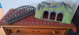 Modelleisenbahn Set Lokomotive Gleise Brücke Tunnel