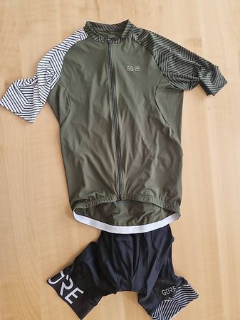 Rennrad Jersey und Bibshorts