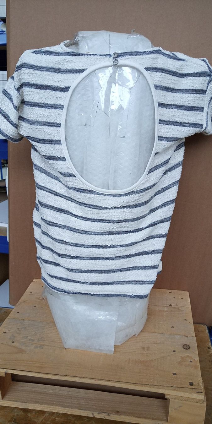 T-Shirts: Shirt mit neckischem Rückenausschnitt – Gebraucht aus Wängi von Ladys_First 1
