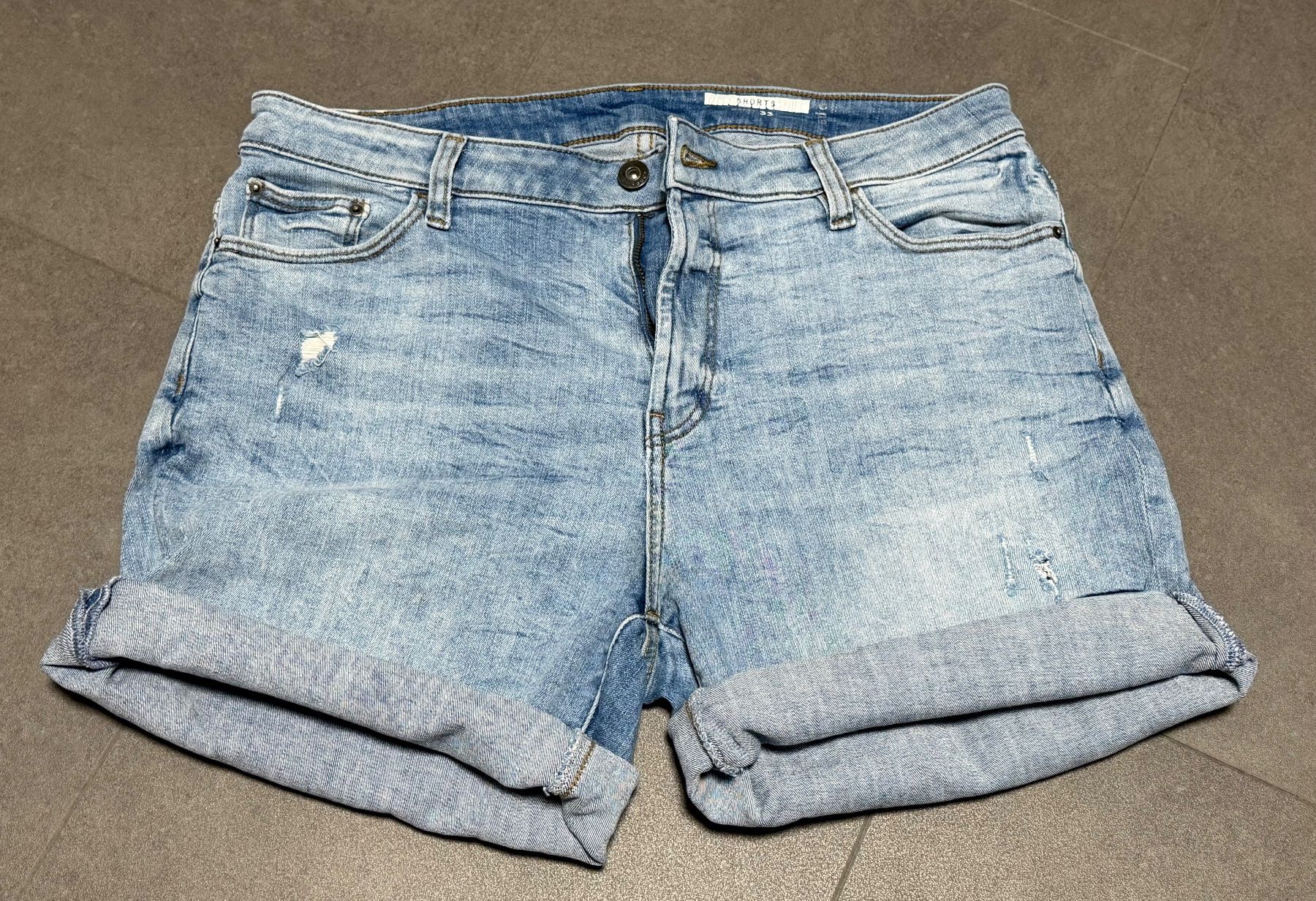 Jeans: EDC Jeans Shorts, helle Waschung, Gr. 33 – Usato da Münchenbuchsee venduto da dumle