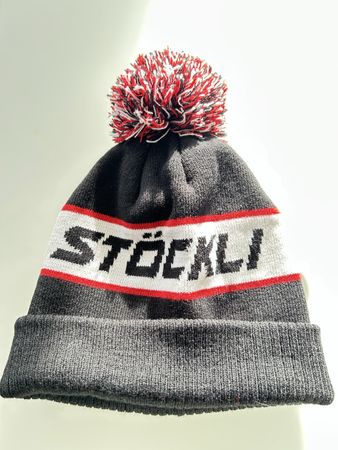Stöckli Wintermütze schwarz rot weiss Bommel FIS Adelboden