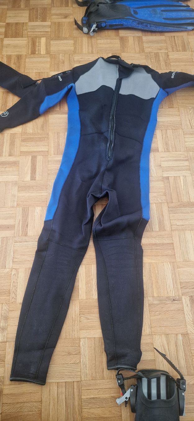 Lotti di vestiti: Full Diving Equipment Set - Wetsuits & Accessories! – Usato da Prilly venduto da kea_2jq5 4