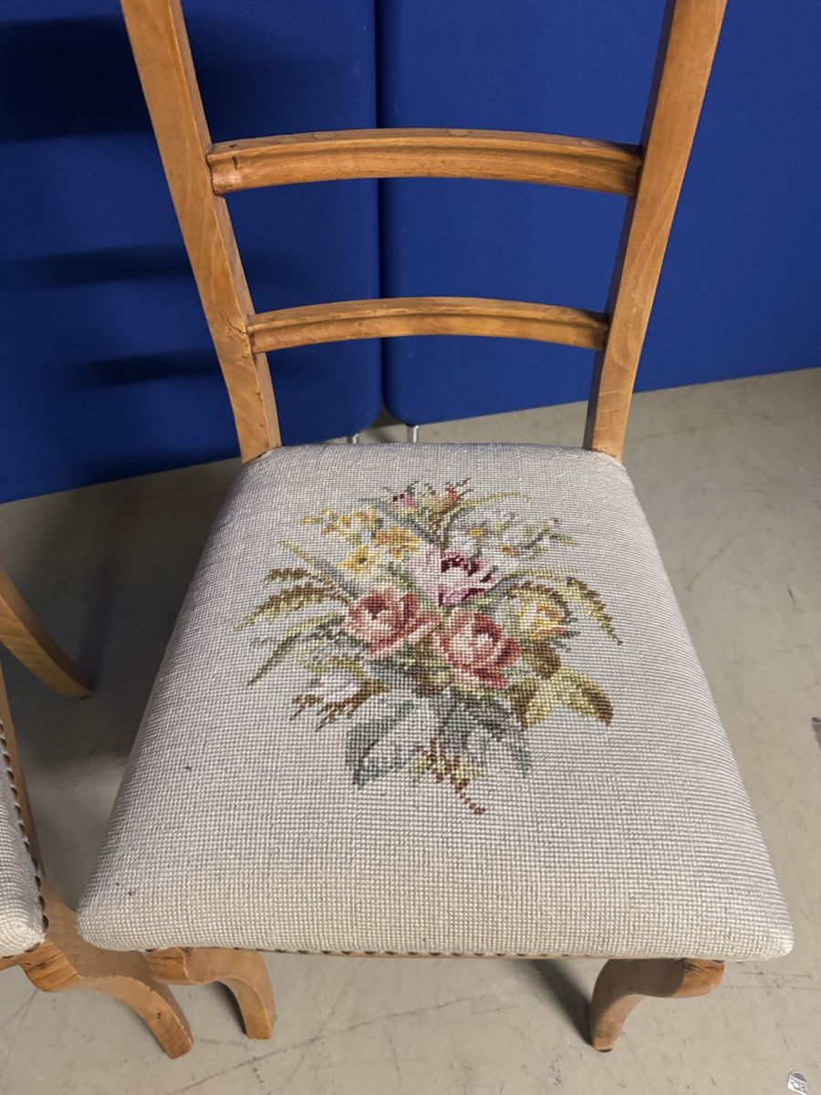 Chaises: 2 Holzstühle mit Blumenmuster – D'occasion à Bern par samryan 1