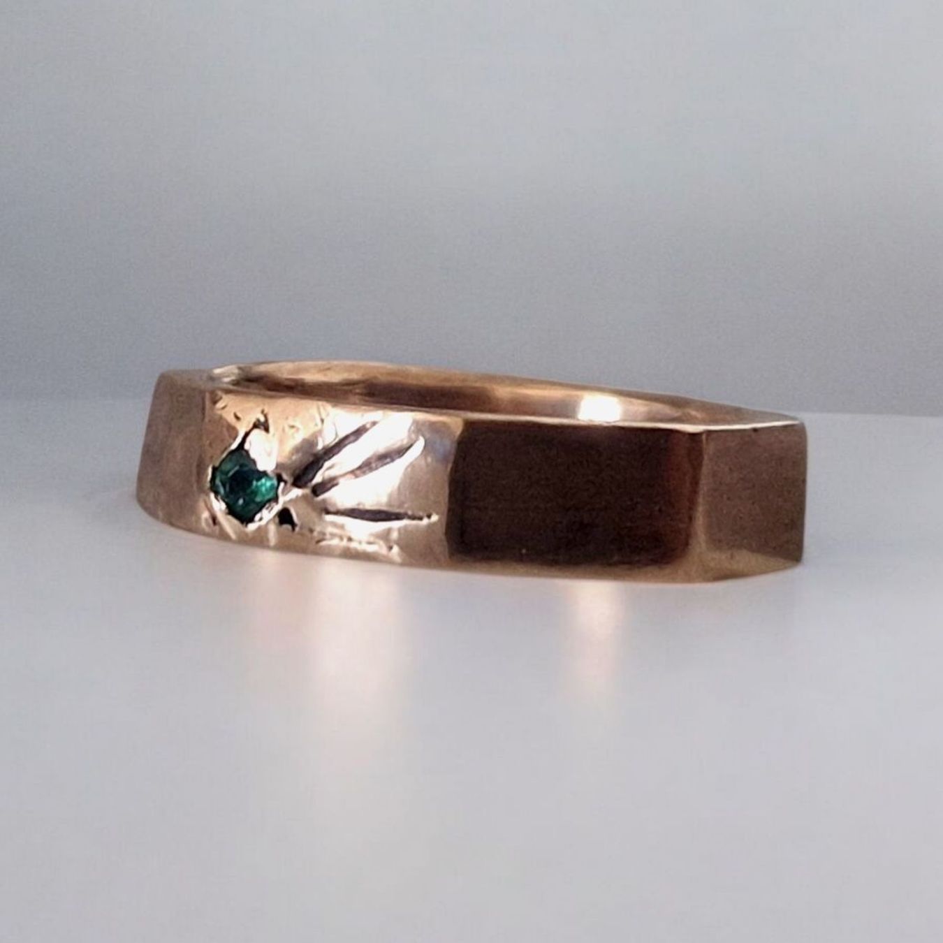 Anelli: Achteckiger Ring,  Bronze mit Smaragd, Ringgrösse 52 – Nuovo e nell'imballaggio originale da Aarau venduto da Schmuckhoehle_MD 9
