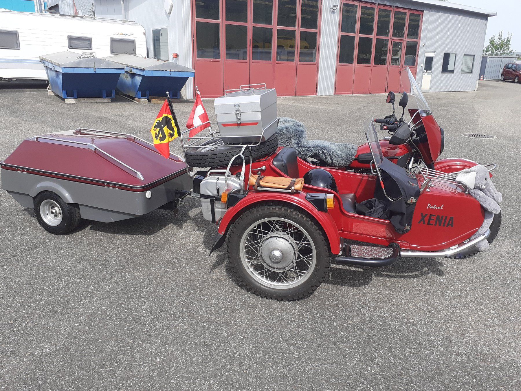 Ural Sidecar: URAL M75 Motorradgespann mit Anhänger, rot – Usato da Prêles venduto da Podencogalgo