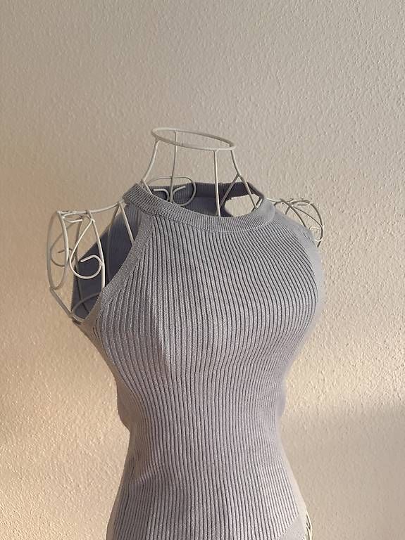 Top:  Figurbetontes Ribbed Neckholder-Top  – Usato da Kriens venduto da dajaxoxo 1