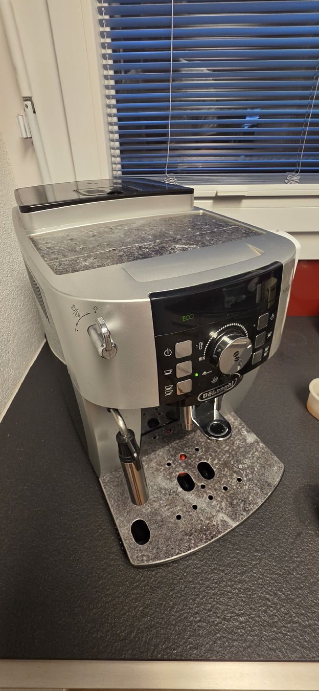 De'Longhi Macchine per caffè & Macchine per espresso: De LonghiMagnifica S Kaffeevollautomaten Silber – Nuovo (secondo la descrizione) da Niederwangen BE venduto da ponterosa57 1