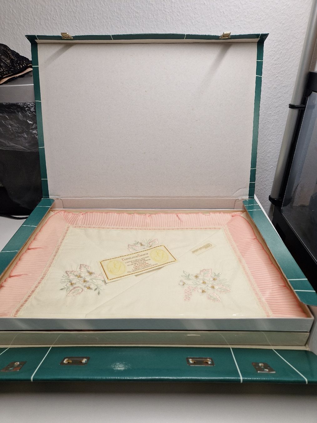 Linge de lit: Ensemble de lit Aurora Classic brodé rose blanc neuf. – Neuf avec emballage d'origine à Monts-de-Corsier par neu_7qz7 2