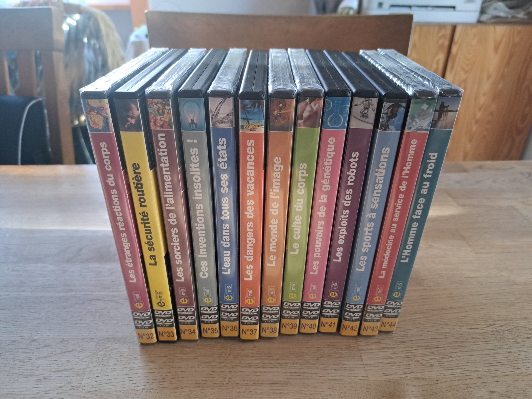 Alle DVDs: Lot "E = M6" DVD + Cahiers – Gebraucht aus Cortaillod von Deltona14 3