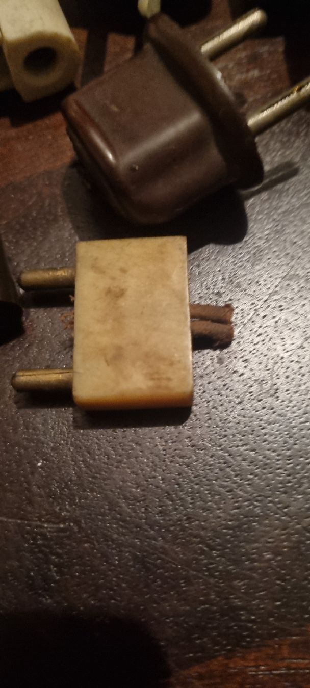 Componenti elettronici: Alte Bakelit . Netzstecker  Elektro Teil verschiedene Teile – Usato da Basel venduto da Jcva 8