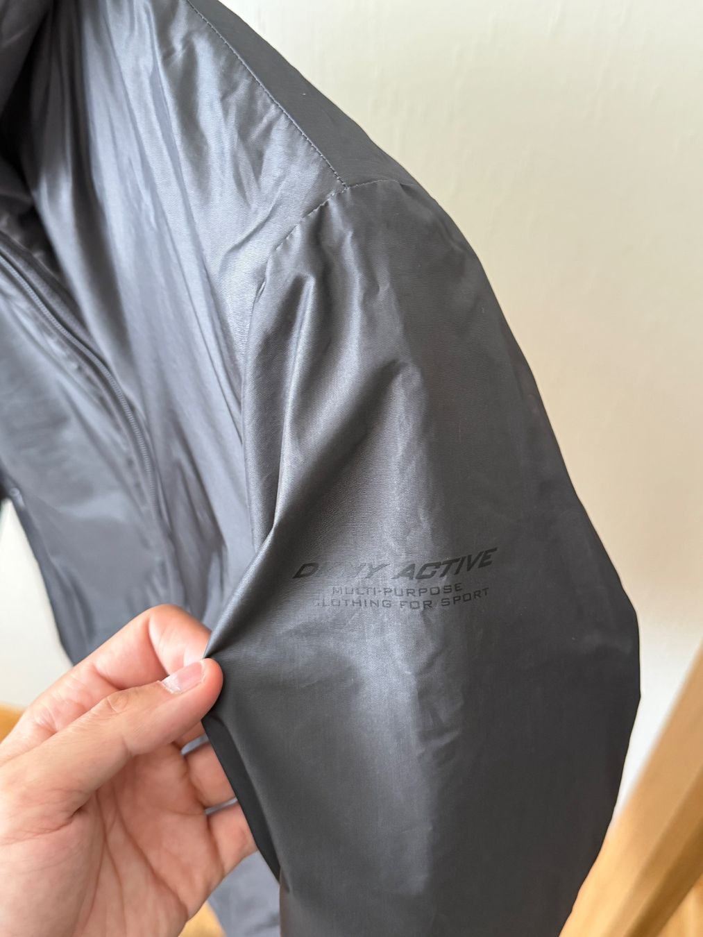 DKNY Jacken: Vintage DKNY Active Übergangsjacke Schwarz - Gr. M – Gebraucht aus Zürich von nt7 6