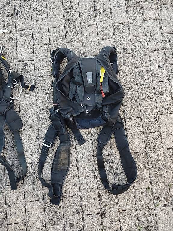 Bombole da sub: Fallschirmharnes ausgemustert  – Usato da Neukirch (Egnach) venduto da simonkorb 1
