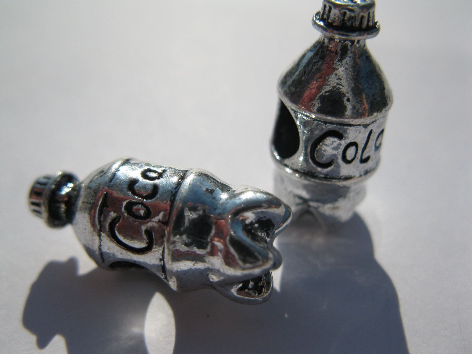 Perle (finte): 2 Metallperlen, Grosslochperlen, Beads Cola Flasche – Nuovo e nell'imballaggio originale da St. Margarethen TG venduto da LuanaKa 1