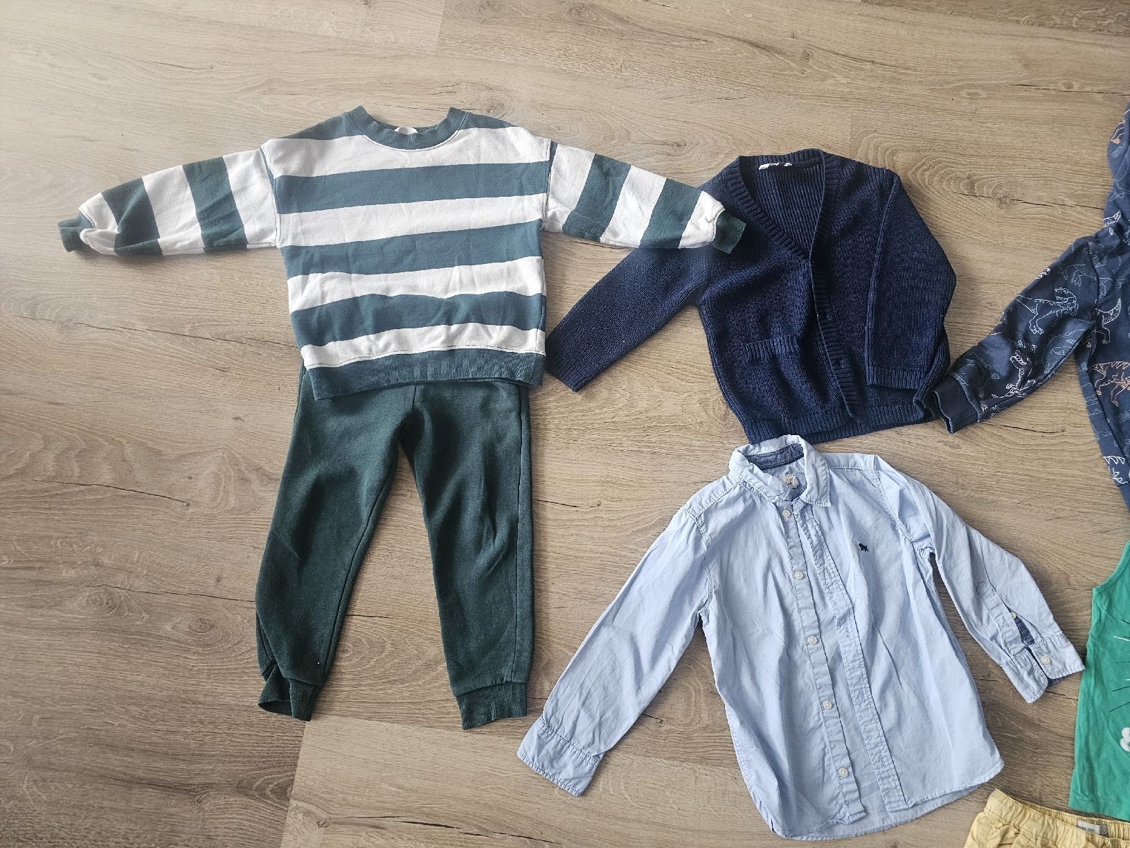 Lotti & Set di vestiti: Jungen Kleiderpaket, Grösse 110 – Usato da Grosshöchstetten venduto da Qenko 1