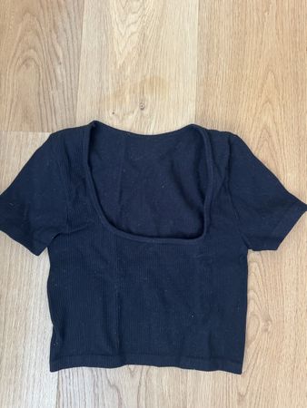 Schwarzes Top, rundhalsausschnitt