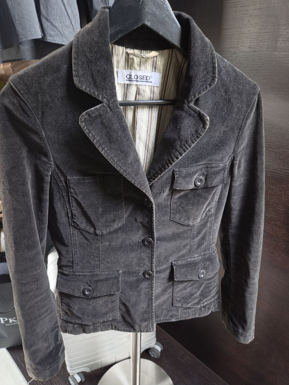 Closed Jacken: Lässiger schwarze CLOSED Samt  Blazer Jäckchen Gr.S – Gebraucht aus Geroldswil von viv_vs9r