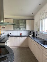 Grosse Einbauküche mit Granitabdeckung und Miele Geräten