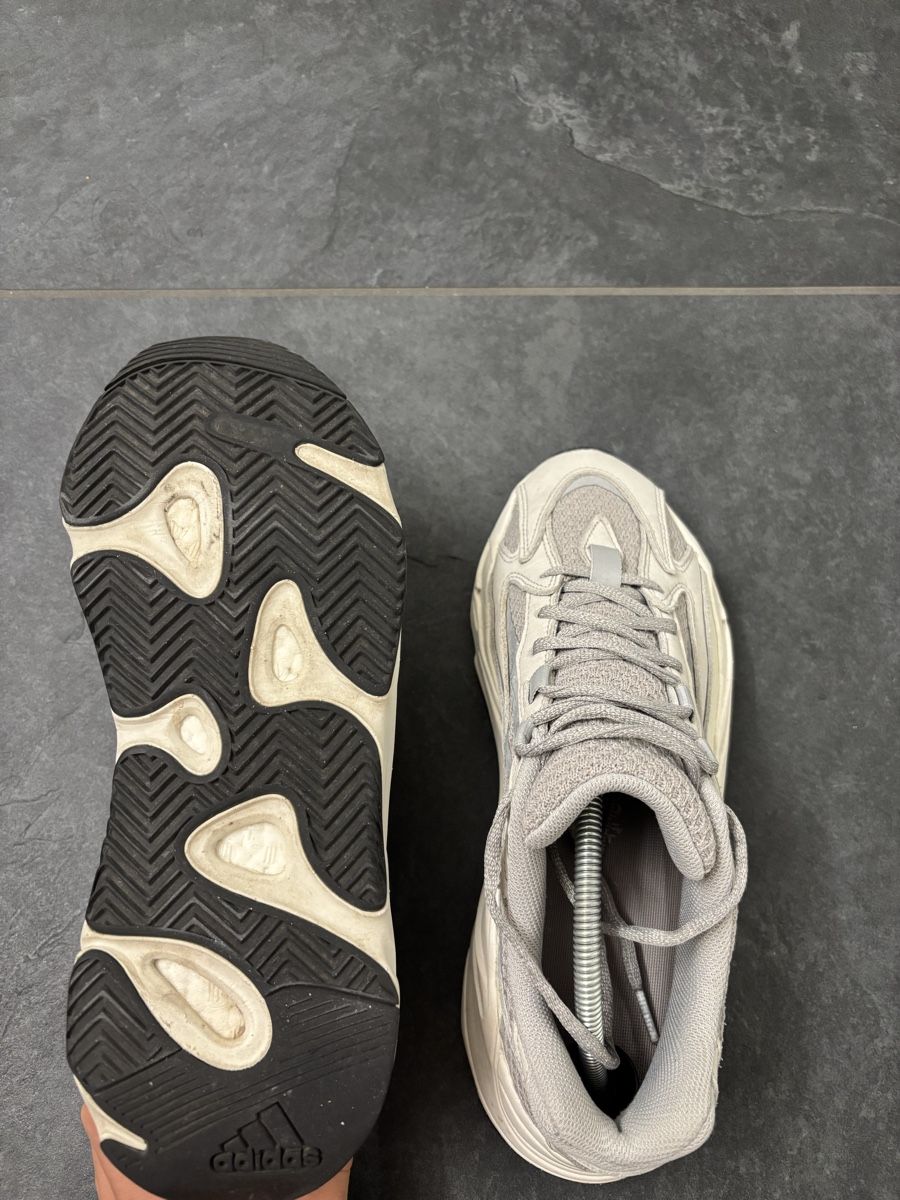Adidas Chaussures hommes: Adidas × Yeezy Boost 700 V2 – D'occasion à Hünibach par Nic_np8c 4