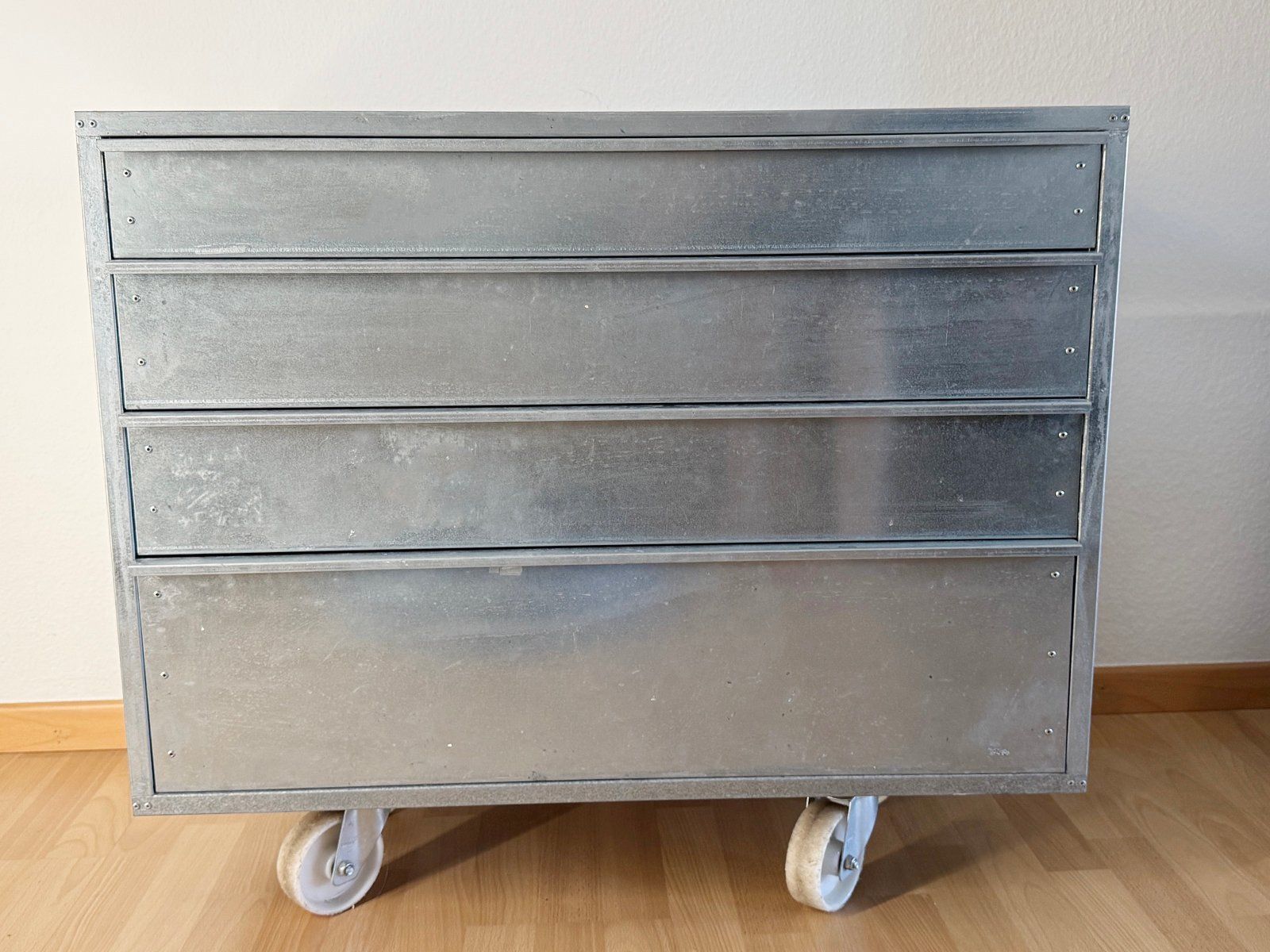Interio Cassettiere: Korpus Rollkontainer Interio Galva Industrie Metall – Usato da Zürich venduto da LZA_Zuerich 1