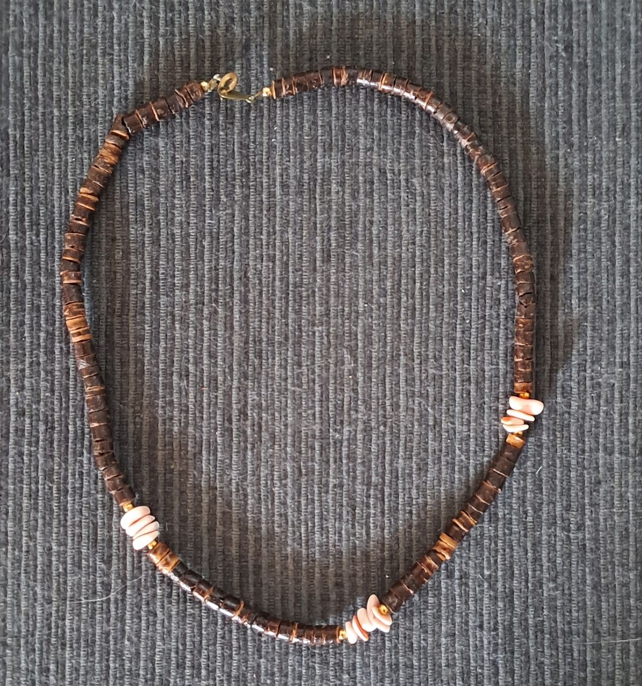 Catenine: Halskette Kokosnuss Holz mit Perlmuttperlen – Usato da Gampel venduto da hil_q526