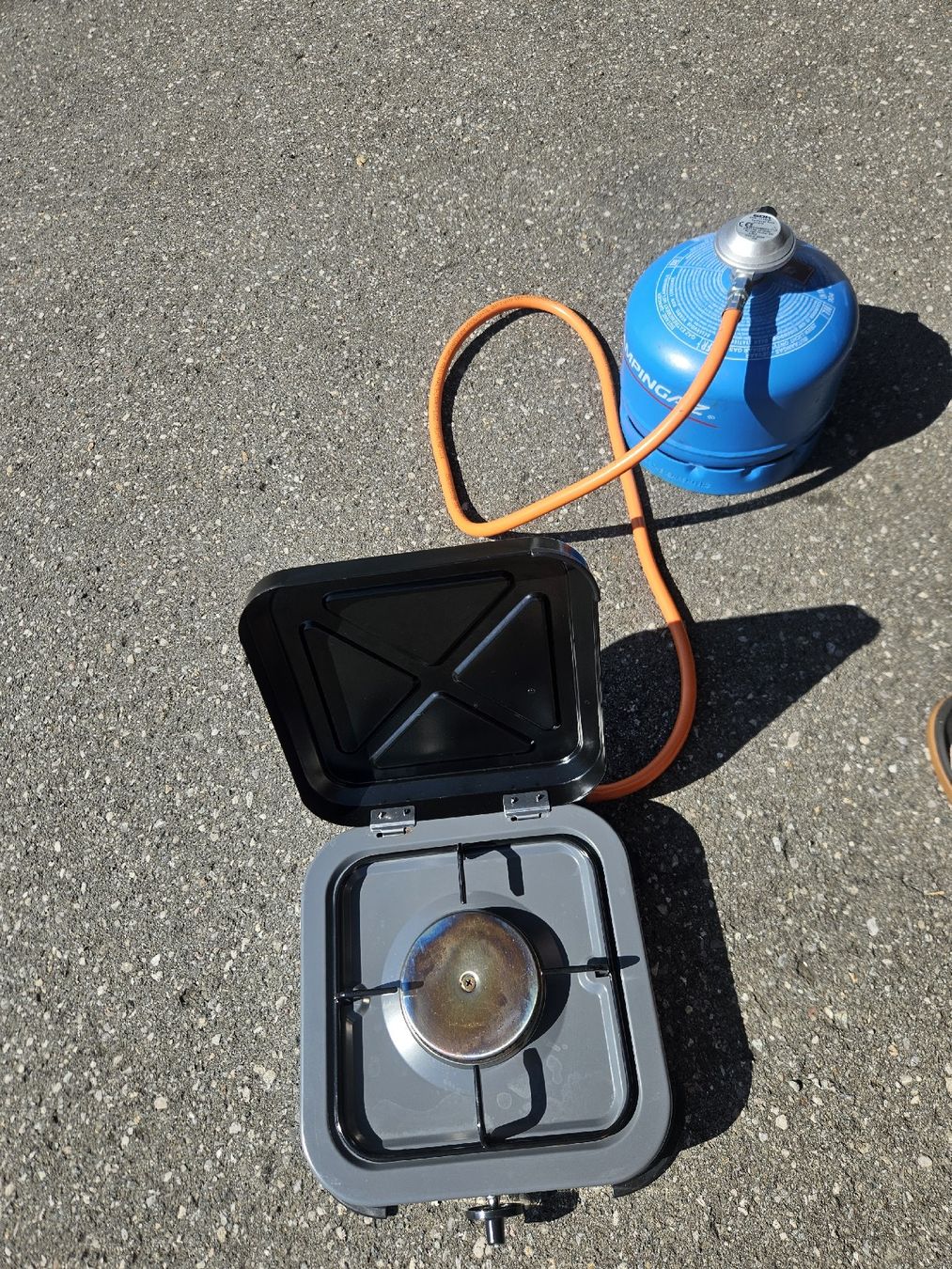 Cucine: Camping Kocher mit Gasflasche und Druckminderer – Usato da Oberweningen venduto da Mgandi