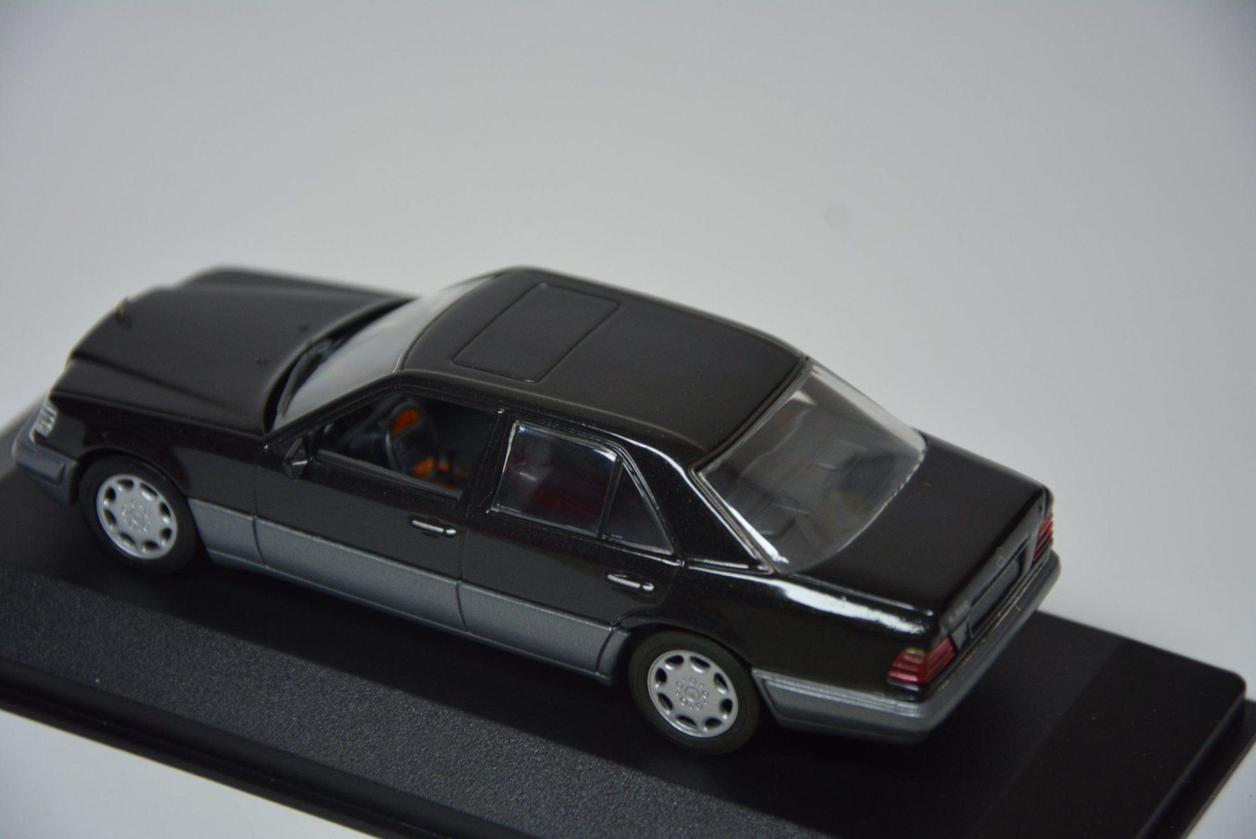 Mercedes-Benz Modellautos: Mercedes-Benz E-Class W124 1993 , 1:43 – Neu und originalverpackt aus Goldach von Feivel9 8