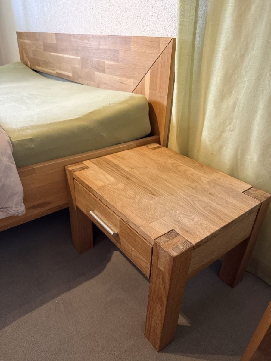 Betten: Doppelbett Eiche massiv mit zwei Nachttischen – Gebraucht aus Bern von 31_Lehmann_10 2