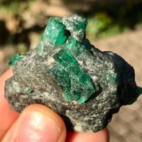 Top Smaragd roh auf Matrix, aus Swat Pakistan