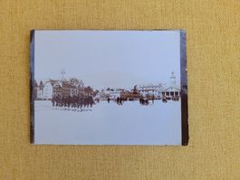 Alte Fotografie Militärparade mit Gebaeude Vevey? c1910