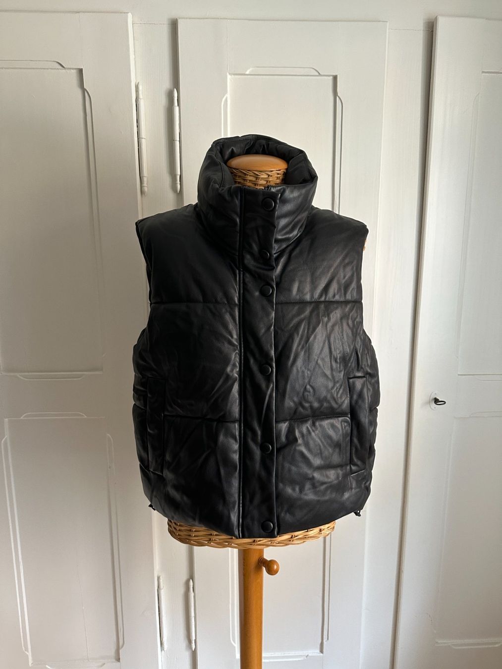 Zara Gilet & Giacche senza maniche: ZARA - Puffer Lederweste schwarz L – Usato da Zürich venduto da Diazaio