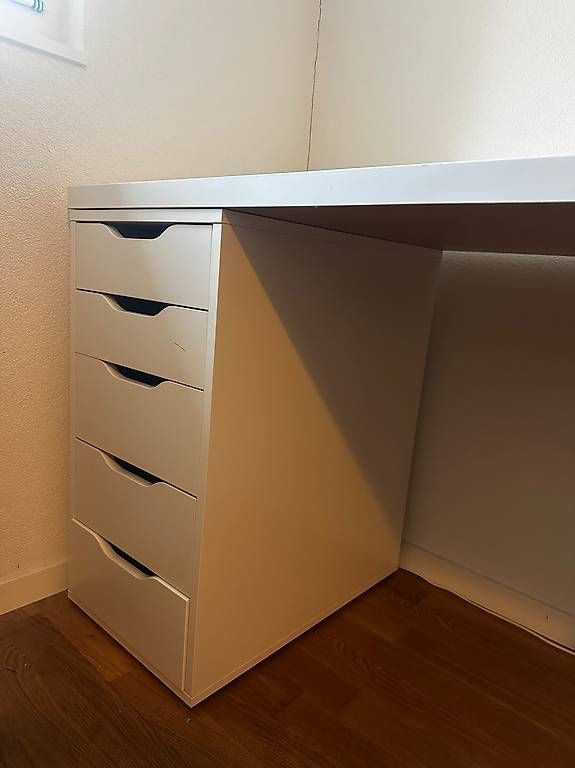 Schreibtische: Weisser Bürotisch – Gebraucht aus Bern von Nuriaanouk 1