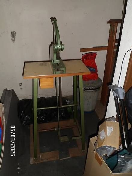 Tous les outils: Presse pour la pose de rivets - oeillets – D'occasion à Lausanne par Jymyby