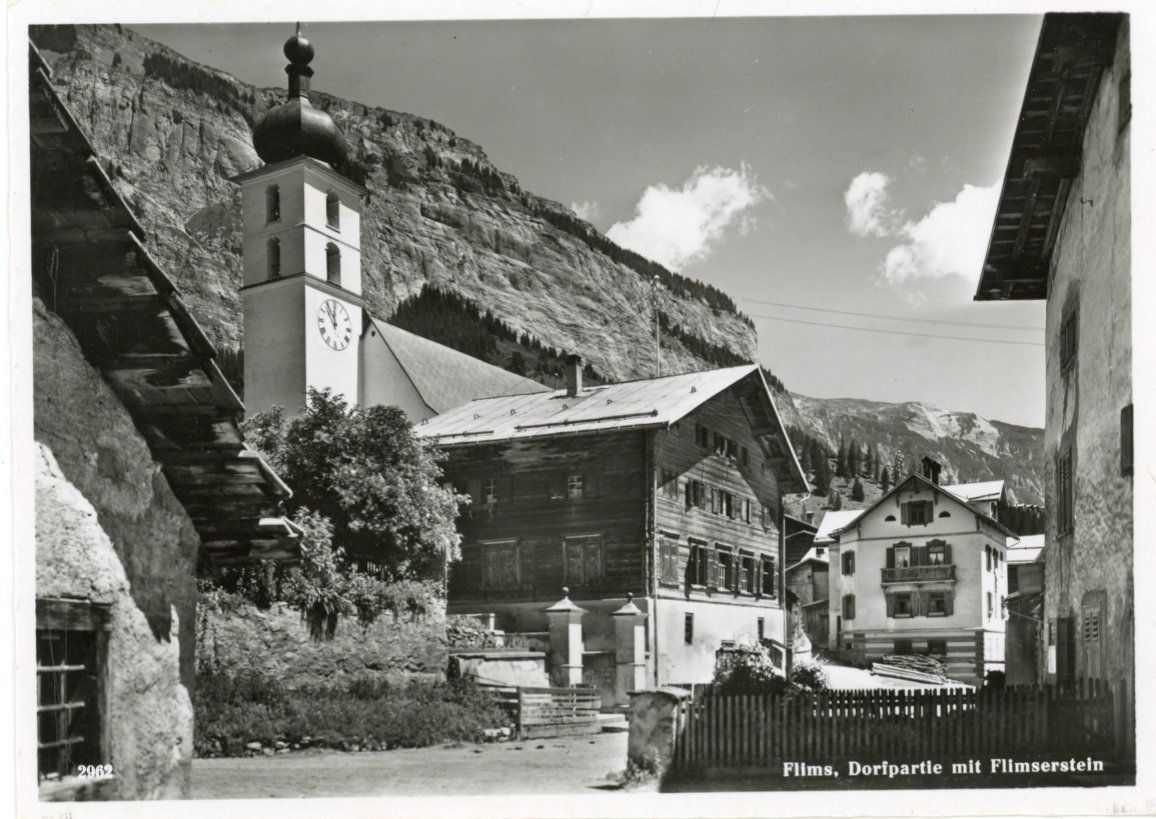 Cartoline postali: Flims   GR  -   Dorfpartie mit Flimserstein – Usato da Brig venduto da Valcards54