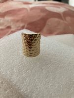 Eleganter, goldfarbener, langer Ring, gehämmertes Muster,neu