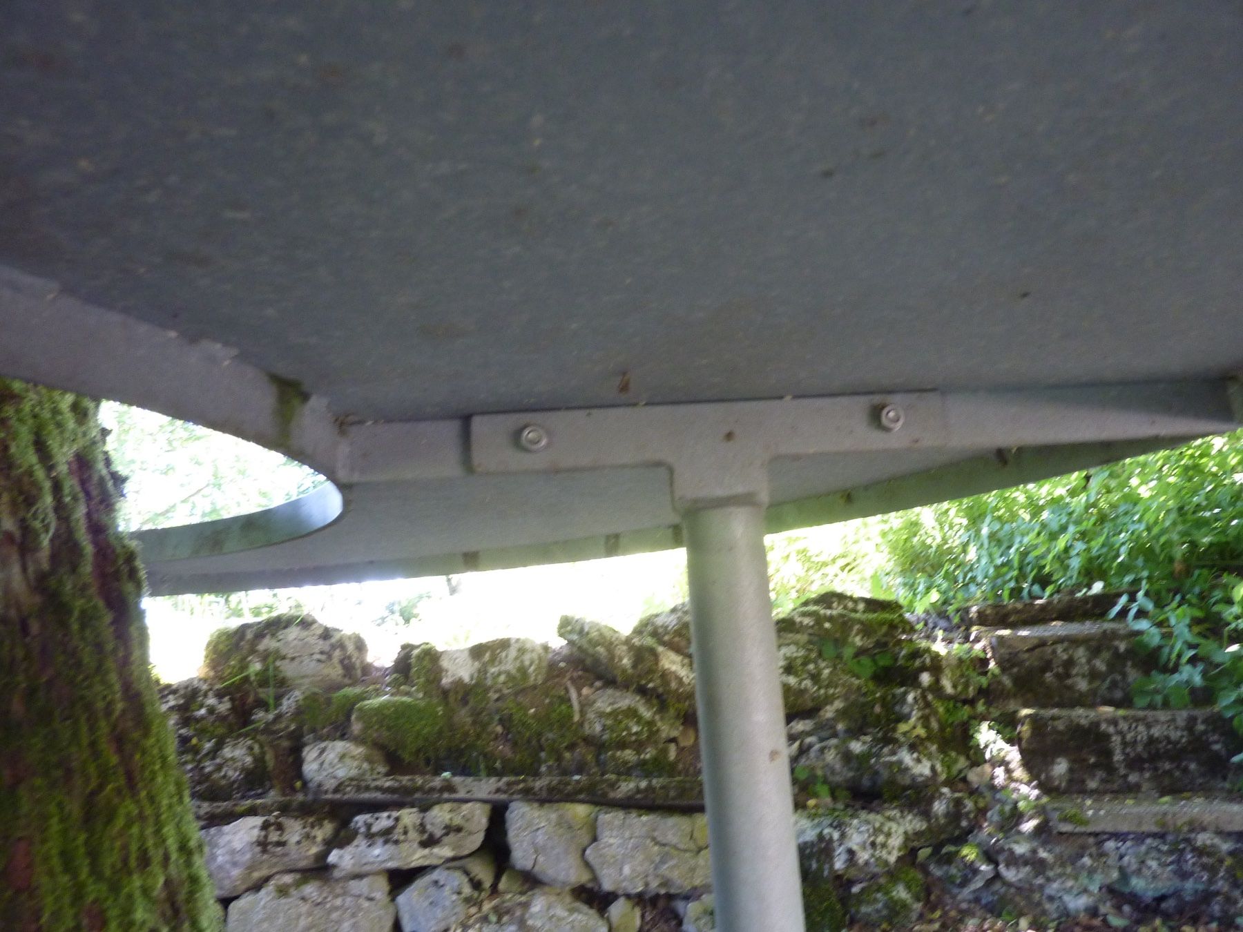 Tavoli: Table de jardin autour d'un arbre – Usato da lommiswil venduto da Dbud 6
